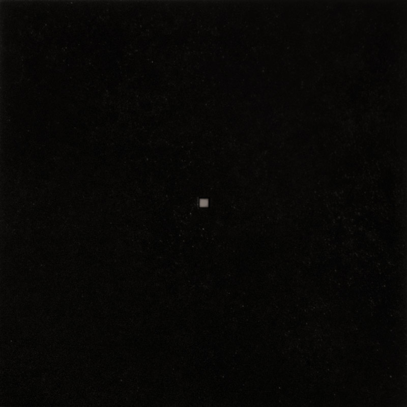 Ilppo Alho, 1993 — Amok XI — akryyliv�ri kankaalle, periskooppi — 160 x 160 x 10 (cm)
