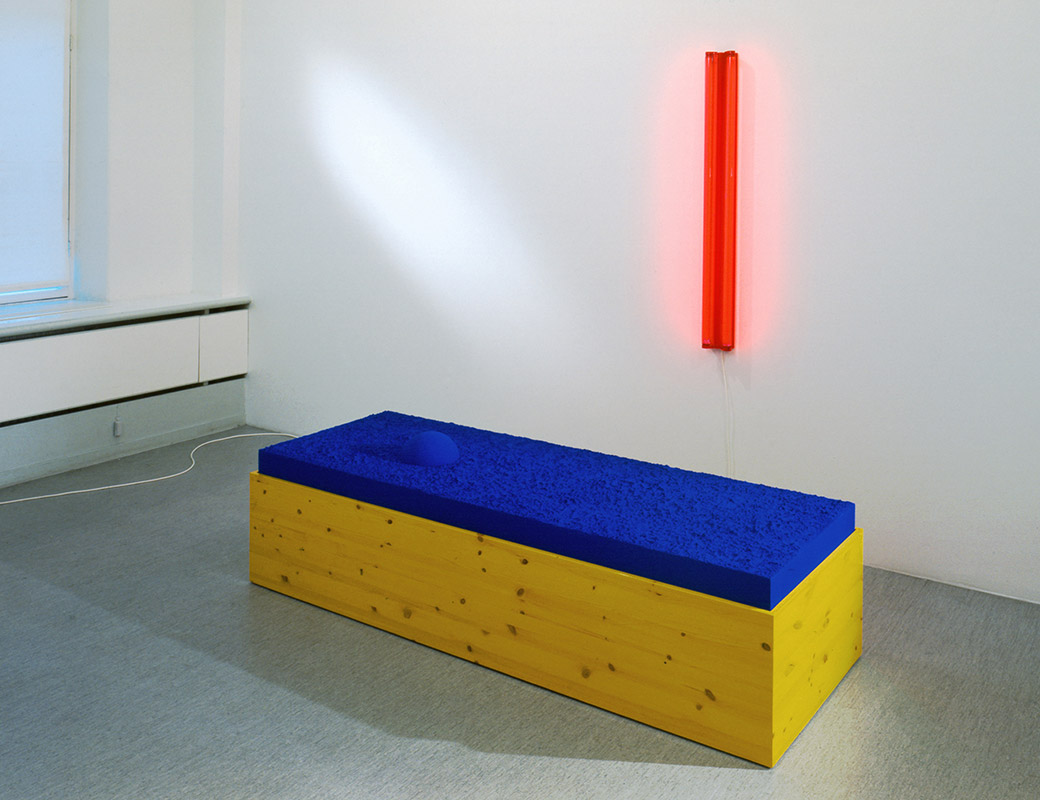 Ilppo Alho, 1998 — Yes, maybe — akryyliv�ri, puu ja loisteputki — 160 x 180 x 150 (cm)