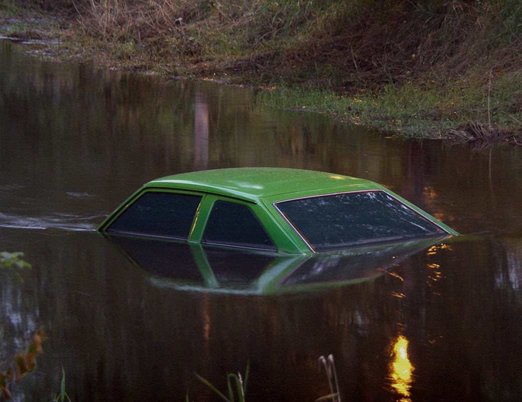 Ilppo Alho, 2004 — Lumme (illalla) — pelti ja lasi — 62 x 214 x 145 (cm)